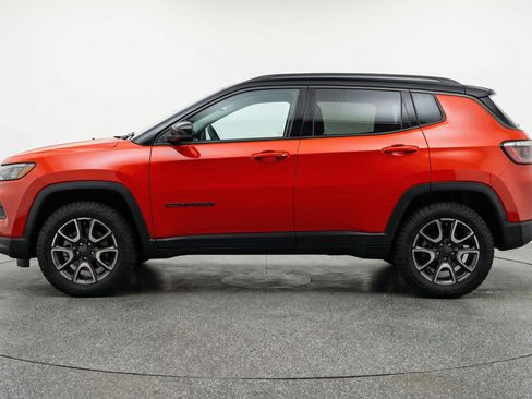 Used 2025 Jeep Compass Trailhawk image 5
