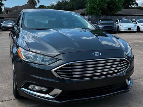 Used 2018 Ford Fusion SE w/ Fusion SE Technology Package FWD image 3