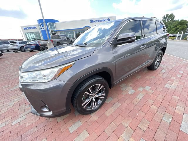 Used 2018 Toyota Highlander LE FWD image 29