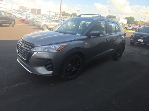Used 2024 Nissan Kicks SV w/ Interior Electronics Package FWD image 6