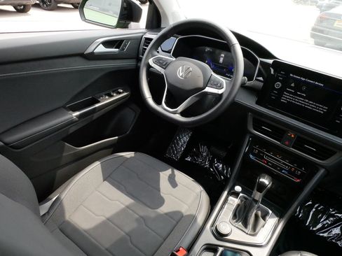 Certified 2025 Volkswagen Taos SE AWD/4WD image 9