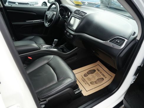 Used 2019 Dodge Journey Crossroad w/ Nav & Sun Group image 25