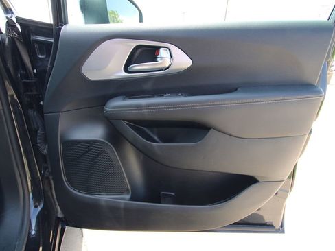 Used 2023 Chrysler Pacifica Touring-L w/ S Appearance Package image 36