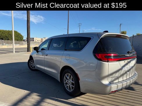 Used 2024 Chrysler Pacifica Touring-L FWD image 2