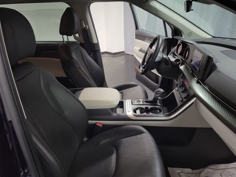 Used 2024 Kia Carnival LX image 23