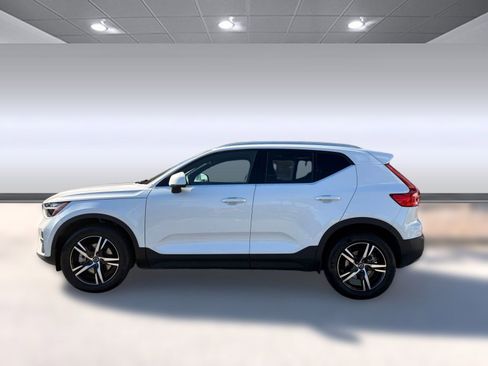 Certified 2025 Volvo XC40 B5 Core image 2