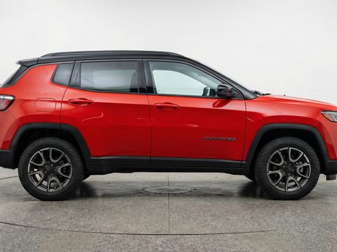 Used 2025 Jeep Compass Trailhawk AWD/4WD image 11