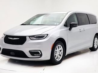 Used 2024 Chrysler Pacifica Touring-L video 2