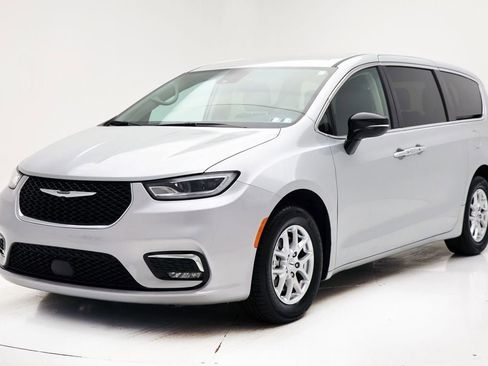 Used 2024 Chrysler Pacifica Touring-L image 2