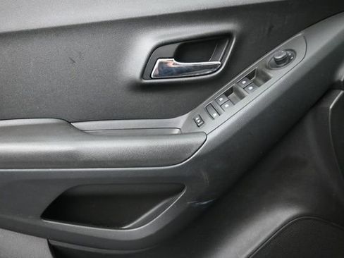 Used 2017 Chevrolet Trax LT w/ LT Convenience Package FWD image 24