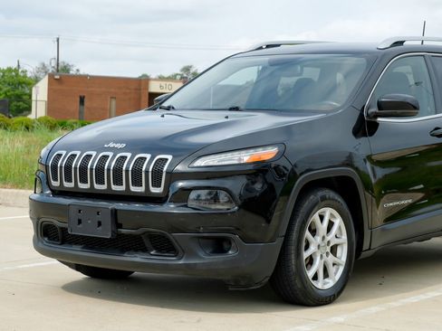 Used 2017 Jeep Cherokee Latitude w/ Safety/Convenience Group FWD image 7
