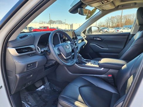 Used 2023 Toyota Highlander XLE image 20