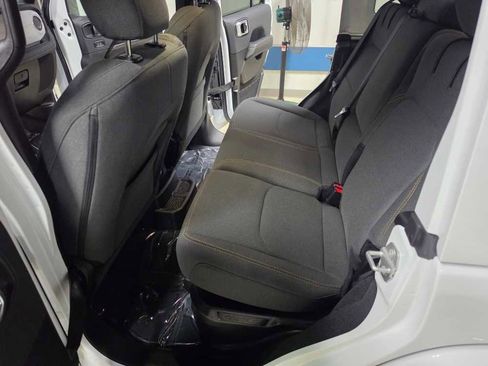 Used 2025 Jeep Wrangler Sahara image 13