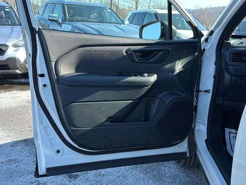 Used 2025 Subaru Forester Premium image 11