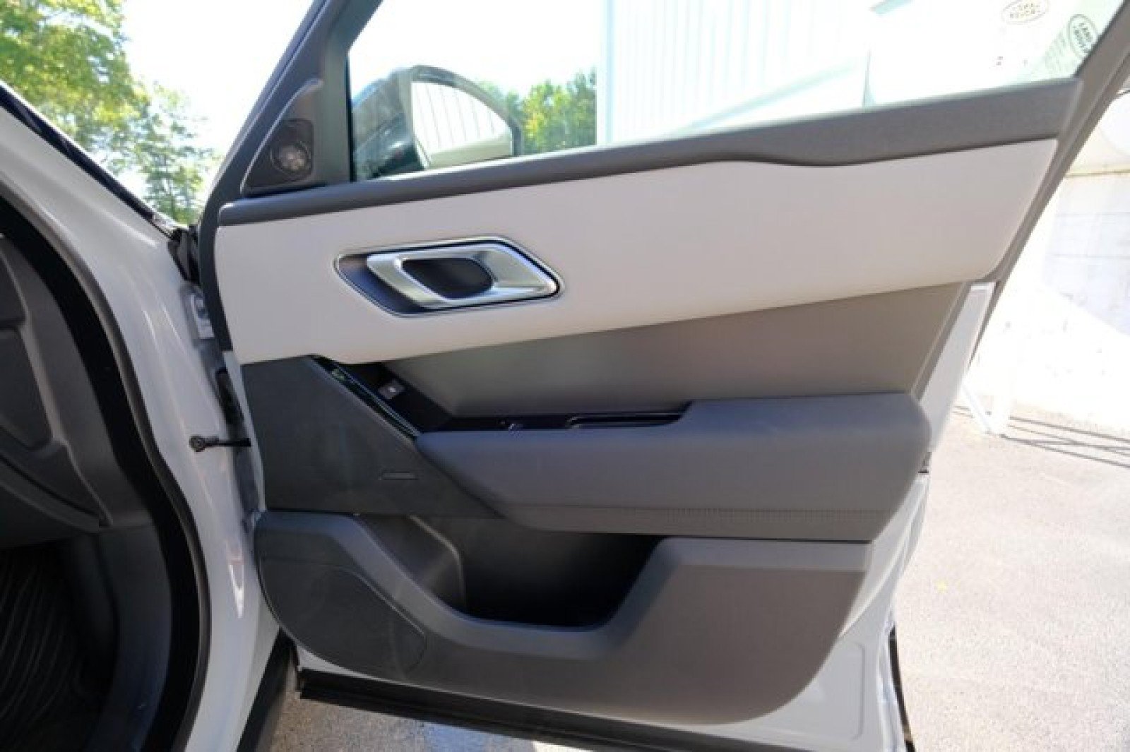 Certified 2025 Land Rover Range Rover Velar Dynamic SE AWD/4WD image 18
