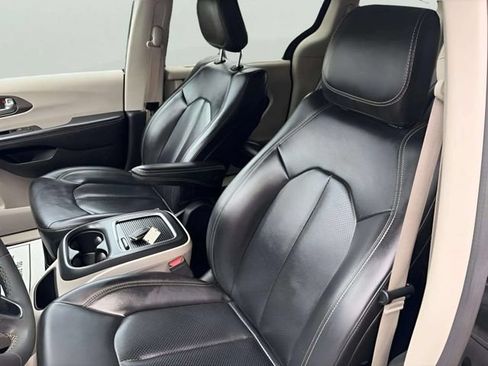 Used 2023 Chrysler Pacifica Touring-L FWD image 9