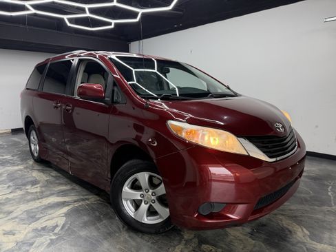 Used 2012 Toyota Sienna LE FWD image 5