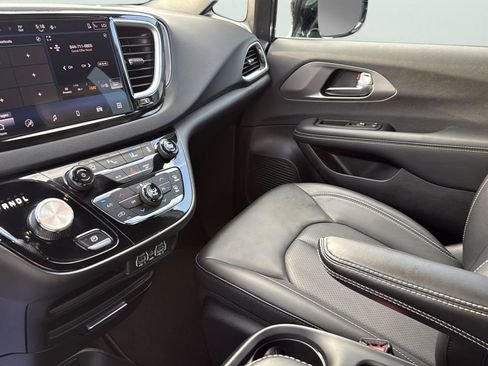 Used 2025 Chrysler Pacifica Select image 20