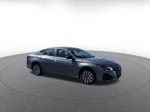 Used 2025 Nissan Altima 2.5 SV FWD image 2