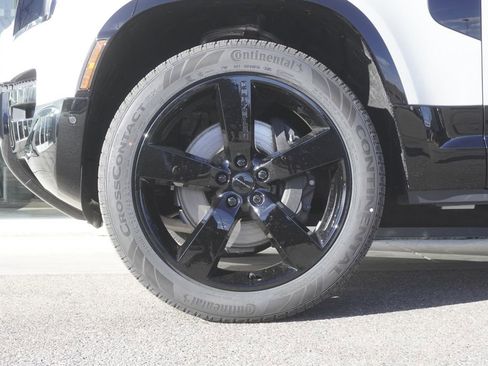 New 2026 Land Rover Defender 110 X-Dynamic SE image 32