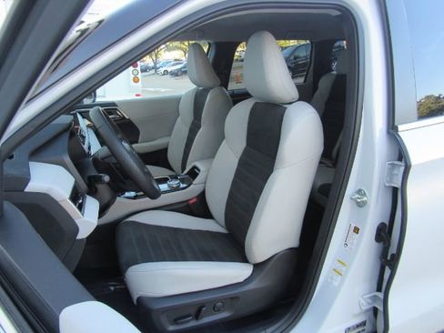 Used 2025 Mitsubishi Outlander SE image 16