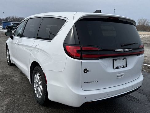 Used 2024 Chrysler Pacifica Touring-L image 6
