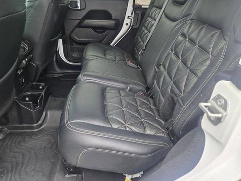 Used 2021 Jeep Wrangler Unlimited Sahara AWD/4WD image 17