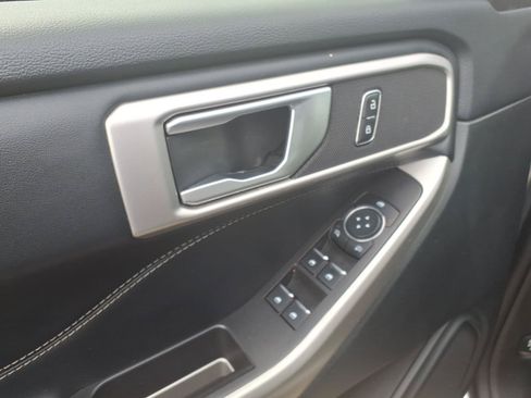 Used 2024 Ford Explorer XLT RWD image 15
