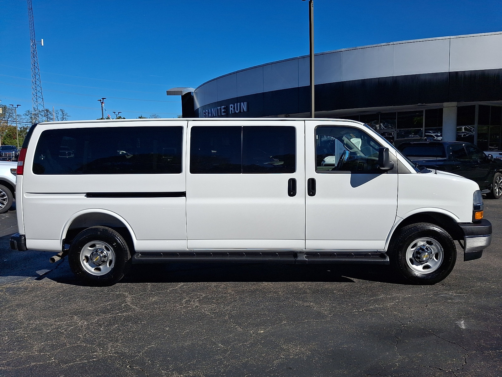 Used 2025 Chevrolet Express 3500 LT w/ LT Preferred Equipment Group RWD image 6