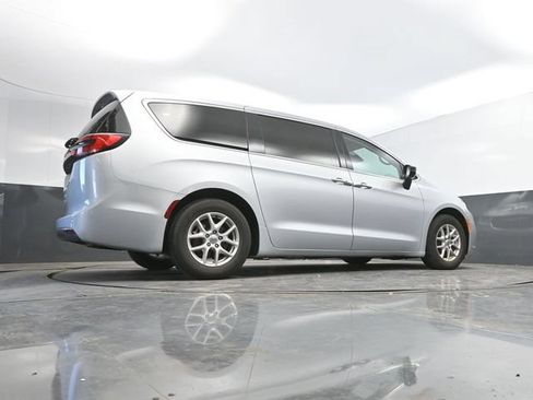 Used 2024 Chrysler Pacifica Touring-L FWD image 46