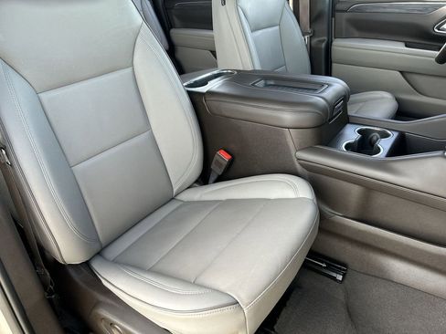 Used 2023 GMC Yukon XL SLT w/ SLT Luxury Package image 28