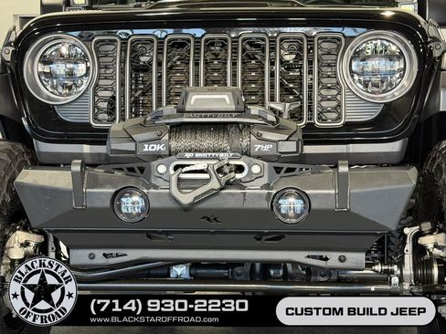 Used 2025 Jeep Wrangler Unlimited Rubicon w/ Convenience Group AWD/4WD image 5