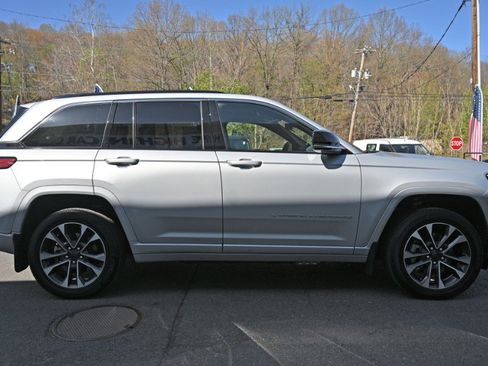 Used 2024 Jeep Grand Cherokee Overland w/ Luxury Tech Group IV AWD/4WD image 8