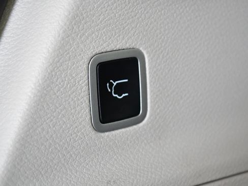 Used 2024 Chrysler Pacifica Touring-L image 27