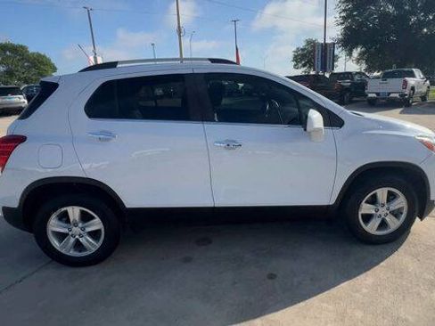 Used 2018 Chevrolet Trax LT w/ LT Convenience Package FWD image 9