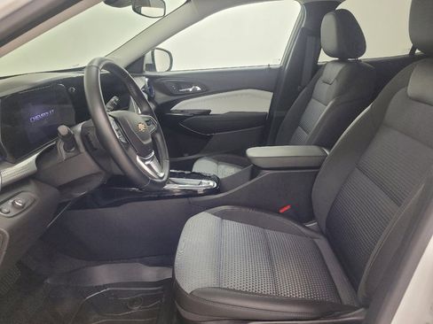 Used 2024 Chevrolet Trax LT w/ LT Convenience Package FWD image 17