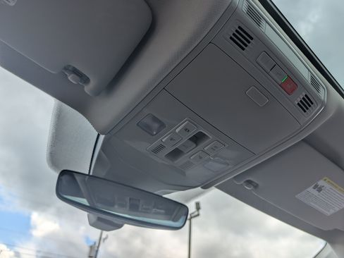 Used 2025 Volkswagen Jetta SE w/ Sunroof Package FWD image 29