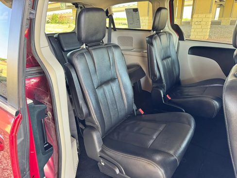 Used 2014 Chrysler Town & Country Touring FWD image 24