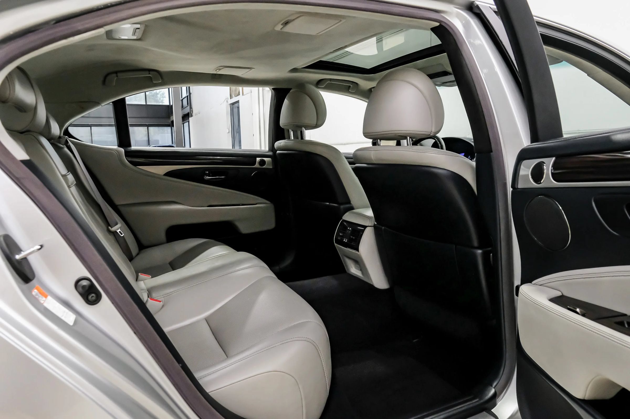 Used 2015 Lexus LS 460 L RWD image 40