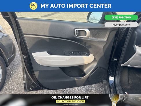 Used 2025 Hyundai Venue SEL FWD image 6
