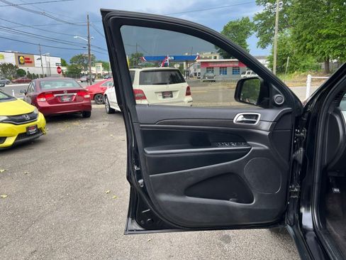 Used 2018 Jeep Grand Cherokee Laredo AWD/4WD image 10
