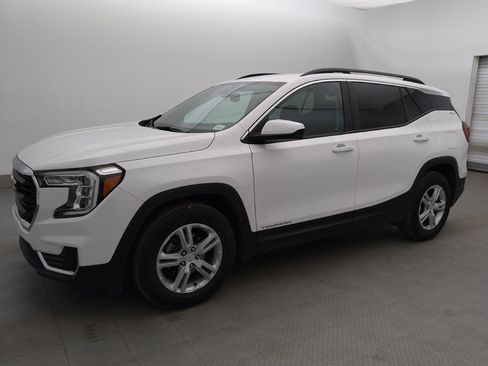 Used 2024 GMC Terrain SLE w/ Driver Convenience Package FWD image 2