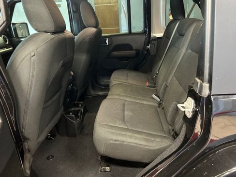 Used 2019 Jeep Wrangler Unlimited Sahara AWD/4WD image 17