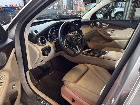 Used 2020 Mercedes-Benz GLC 300 image 2
