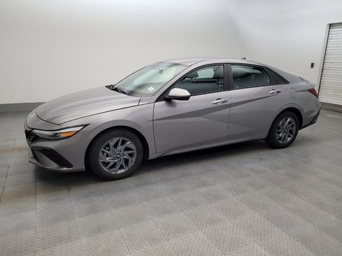 Used 2024 Hyundai Elantra SEL FWD image 2