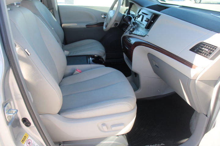 Used 2013 Toyota Sienna XLE FWD image 19