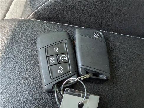 Certified 2024 Volkswagen Jetta SE w/ Panoramic Sunroof Package FWD image 40