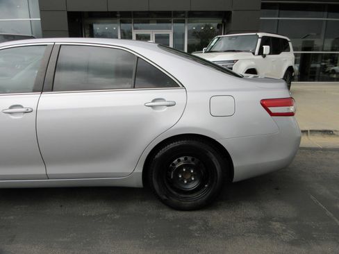 Used 2010 Toyota Camry LE FWD image 4