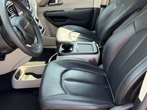 Used 2024 Chrysler Pacifica Touring-L FWD image 5