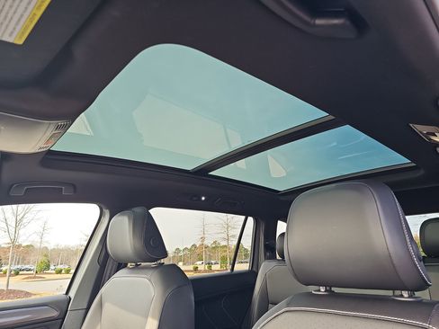 Used 2024 Volkswagen Tiguan SE R-Line image 29